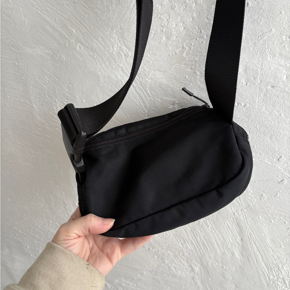 Lululemon everywhere belt bag in black - Picture 6 of 8